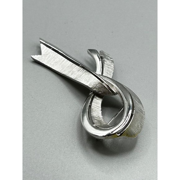 Signed Trifari Ribbon Pin Brooch Brushed Silver Tone Designer Signed Bow Pin - Picture 4 of 5